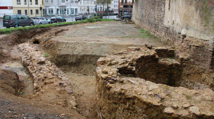 Reste der mittelalterlichen Stadtmauer in Fulda (Grabungssituation).