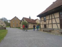 … um historische ländliche Bauten zu besichtigen. Dazu zählten u. a. das wiedererrichtete Gemeindebrauhaus aus Alsleben ….