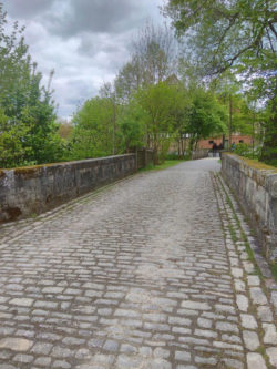 In Freilandmuseum Fladungen überquerten wir zunächst eine Stein für Stein umgesiedelte Brücke ….