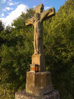 Ein um 1600 errichtetes Pestkreuz nahe Stetten, an dem auch ein Prozessionsweg entlangführt.