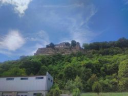 Vorbeigeradelt wurde auch an der Burgruine Karlsburg, welche 2017 Ziel der »Archäologischen Radltour« war.