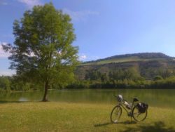 Nach dem Start in Würzburg fand am Erlabrunner See eine kleine Rast statt. Im Hintergrund Felshänge des Unteren Muschelkalks.