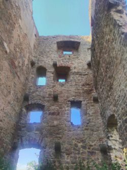 Mit ihrer erkundenswerten Baustruktur stellt sie den Höhepunkt der diesjährigen Radtour dar. Blick auf eine Baustruktur der Hauptburg.