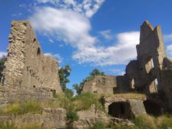 Umliegende Ortschaften verwendeten die Bausubstanz als Steinbruch, weshalb sie allmählich zerfiel. Im Palas der Hauptburg.