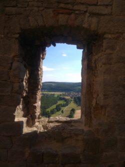 Die Homburg blickt auf eine tausendjährige Geschichte zurück. Fenster in der südlichen Zwingermauer.