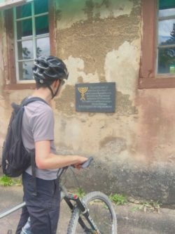 Die ehemalige Synagoge Laudenbach war hingegen schnell gefunden. Die Gedenktafel ist der Zerstörung während der Reichspogromnacht gewidmet.