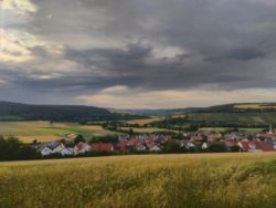 Ein Blick zurück auf 60 gefahrene Kilometer. Es folgen noch zehn.