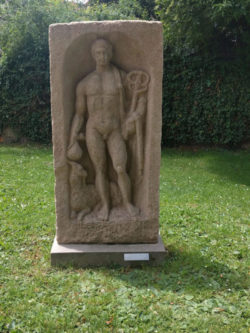 Relief des Gottes Merkur. Dieser entspricht dem Götterboten Hermes.