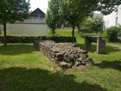 Die Fundamentrollierung besteht aus unvermörtelten, dunkelgrauen Kalkbruchsteinen und vereinzelten Sandsteinen. Darauf folgt eine Ausgleichsschicht aus vermörtelten Kalkbruchsteinen. Die 1,75m breite Mauer wurde in Zweischalentechnik gebaut. .