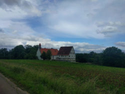 Romanische Kapelle aus dem 13. Jh. Ihr Hochaltar wurde 1268 geweiht. 1688 wurde sie barock umgestaltet und erweitert.