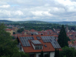 Blick auf Rottenburg vom Kreuzerfeld aus. Links der Torturm des Kalkweiler Tores, dahinter der Schütteturm und das alte Schloss (heute JVA). Rechts der 1491 fertiggestellte Turm des Doms St. Martin.