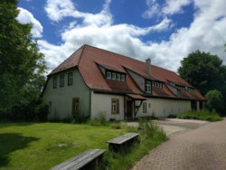 Das Haus Kalkweil befindet sich auf dem ehemaligen Siedlungsgebiet Kalkweils, allerdings wurde es etwa 100 Jahre nach der Aufgabe der Siedlung errichtet.