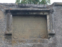 Die Steintafel auf der Rückseite der Mauer.