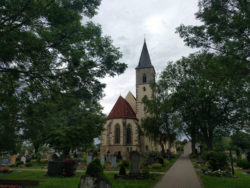 Die Kirche besitzt drei Vorgängerbauten. Der erste – ein Rechteckbau – wurde im 7. Jh. angelegt.