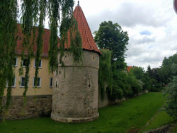 … nähert man sich ihm jedoch, erblickt man einen mächtigen Rundturm mit Schießscharten und Ziegeldach.