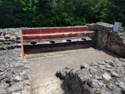 Die Latrine im Badegebäude.