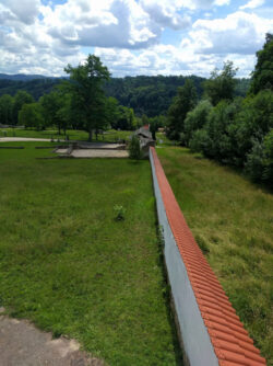 Blick auf die Westmauer vom rekonstruierten Eckturm.