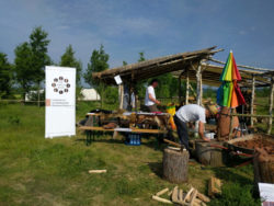 Der AkArchWiss baute sich mit seinem Informationsstand bei Herrn Runzheimer auf, den es zu unterstützen galt.