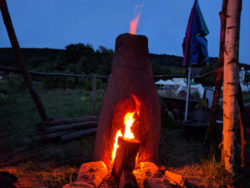 Der Rennofen wurde am Mittag des 12. Mai auf Temperatur gebracht und über Nacht betrieben.